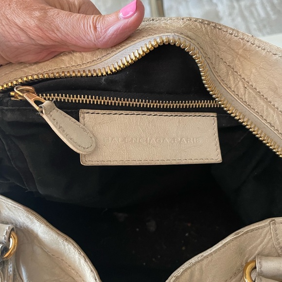 Balenciaga white city bag with gold detailing. Large size. - Picture 11 of 16